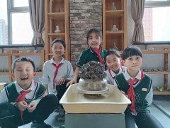 “祝福祖國(guó)”――盛世長(zhǎng)安小學(xué)陶藝社團(tuán)手作花籃，慶祝新中國(guó)成立75周年