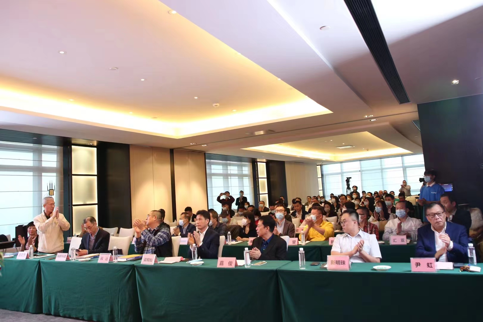 1669556355449916.jpg 佛山市陶瓷行業(yè)協(xié)會第五屆會員大會三次會議暨年會盛大舉行2.jpg