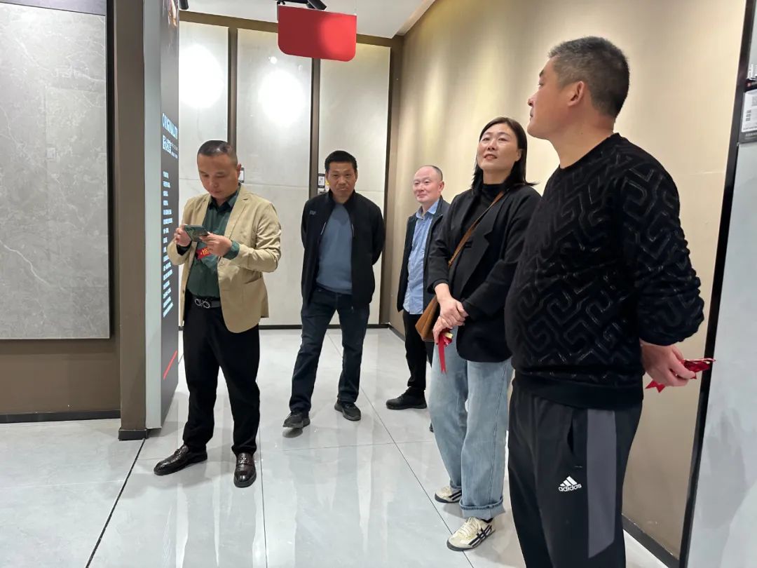 1697178975646035.jpg 獅王瓷磚萬人火花節全國巡回賽棗莊站火爆全城2.jpg