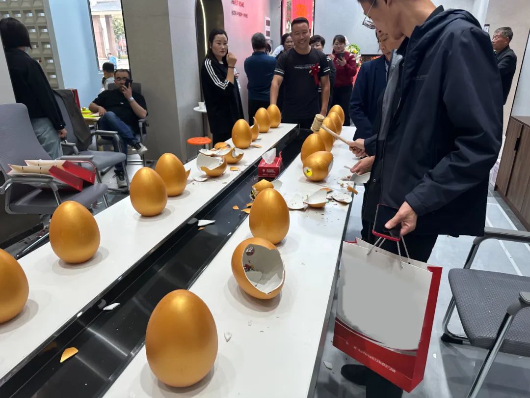 1697179053102547.jpg 獅王瓷磚萬人火花節全國巡回賽棗莊站火爆全城11.jpg