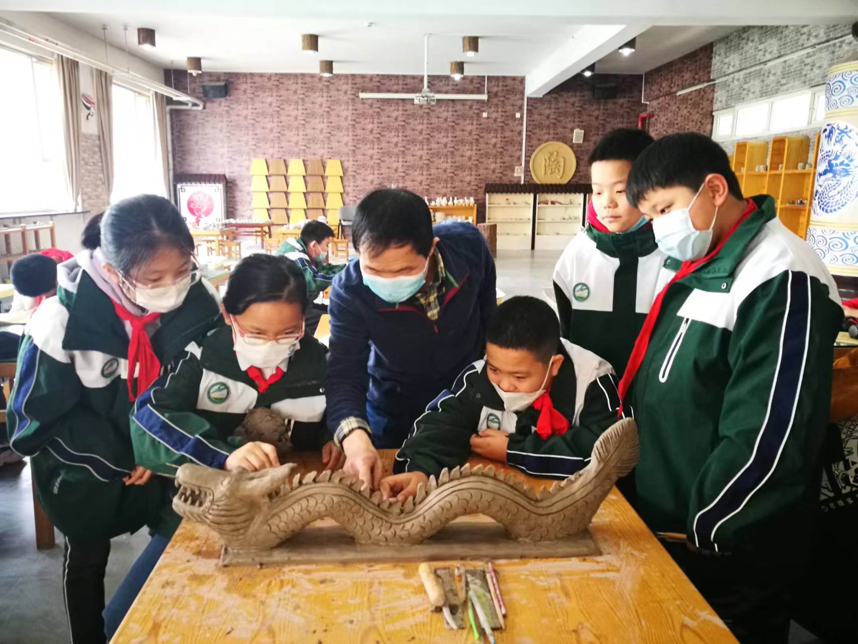 1704241500873996.jpg 非遺傳承――盛世長安小學陶藝社團迎新年手作生肖“中國龍” (2).jpg