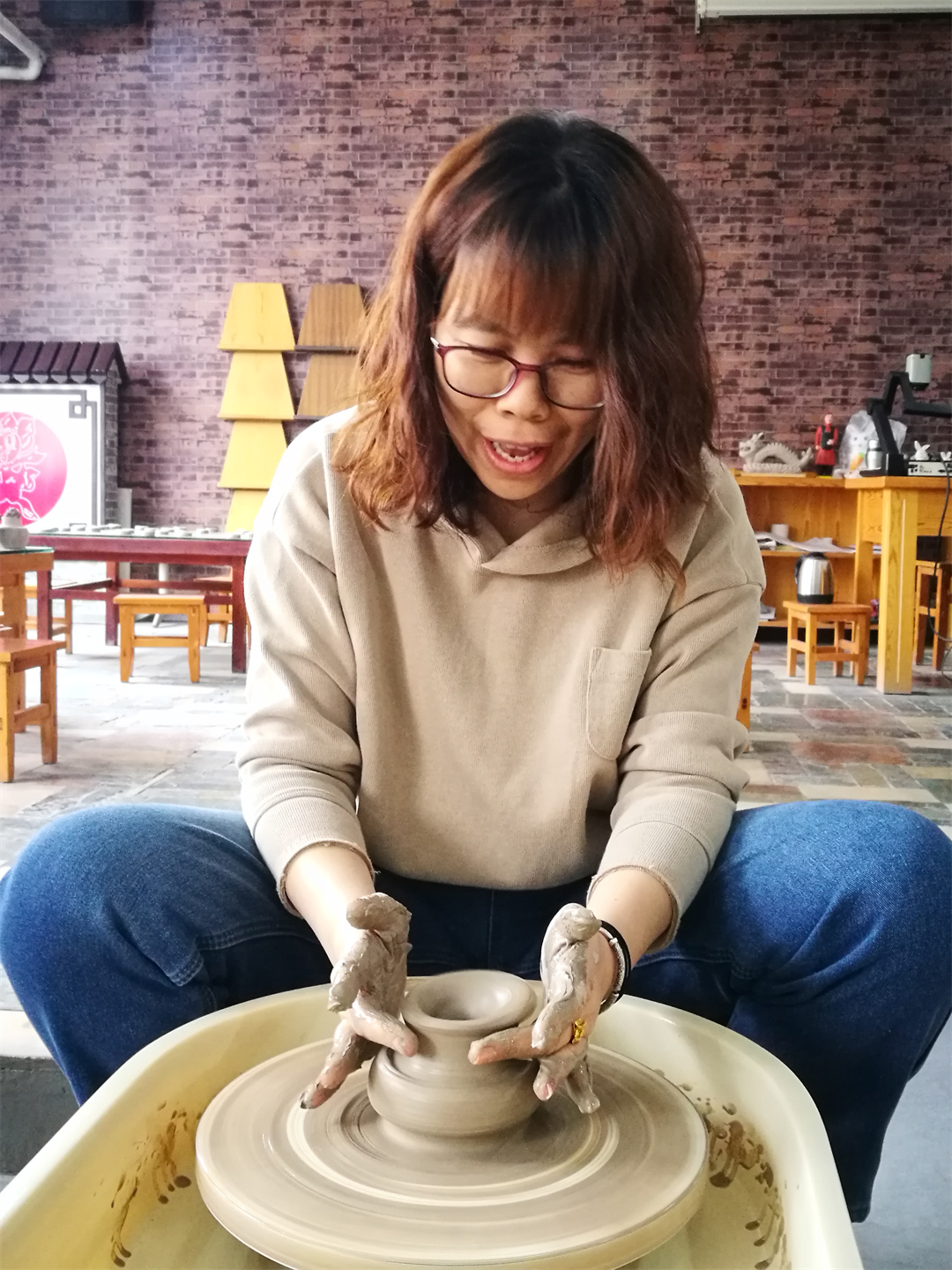 1709778819735029.jpg 體驗(yàn)非遺熱辣滾燙――盛世長(zhǎng)安小學(xué)開(kāi)展“三八” 女神節(jié)陶藝制作活動(dòng) (10).jpg