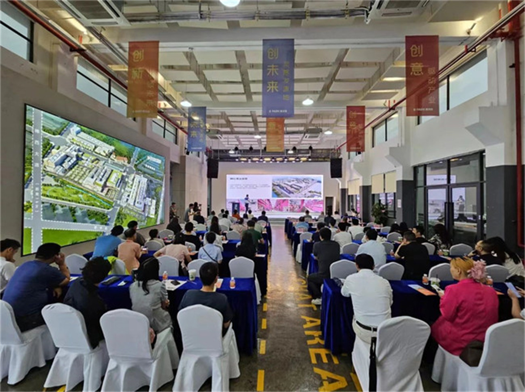 1713767797817474.jpg “新風(fēng)口 新動力——2024泛家居AIGC應(yīng)用論壇”在鷹創(chuàng)園盛大召開,引領(lǐng)業(yè)界新風(fēng)潮2.jpg