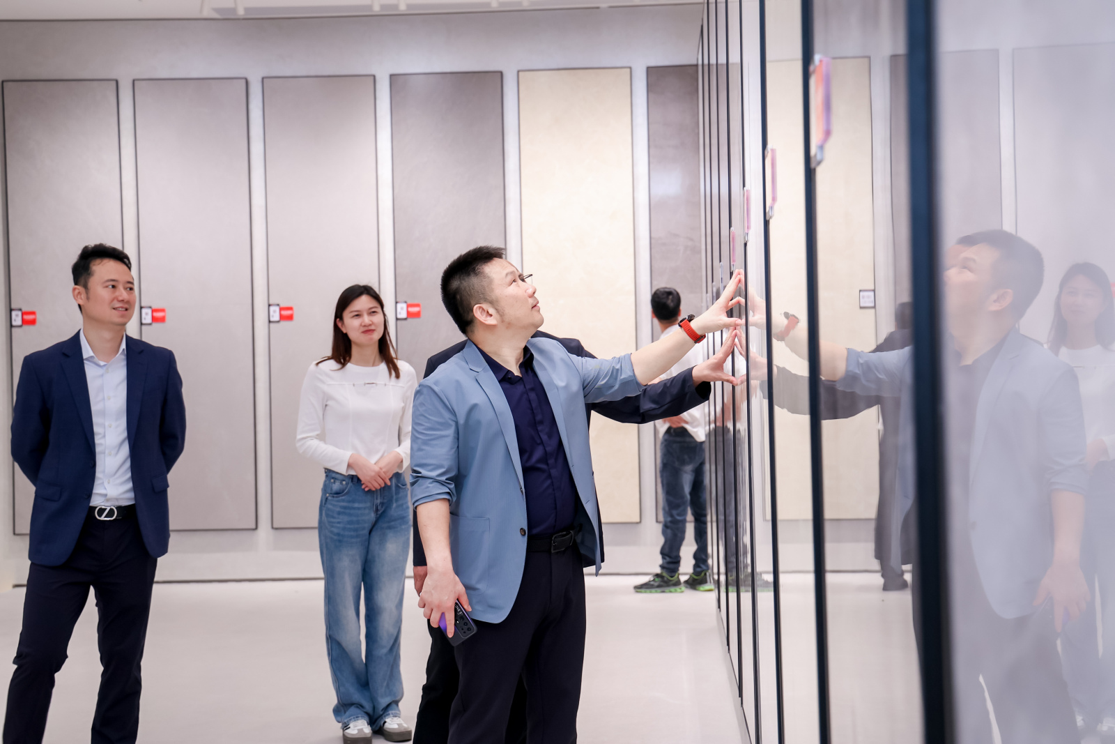 1713768888868109.jpg 陳賢偉總裁帶領客戶參觀 (2).jpg