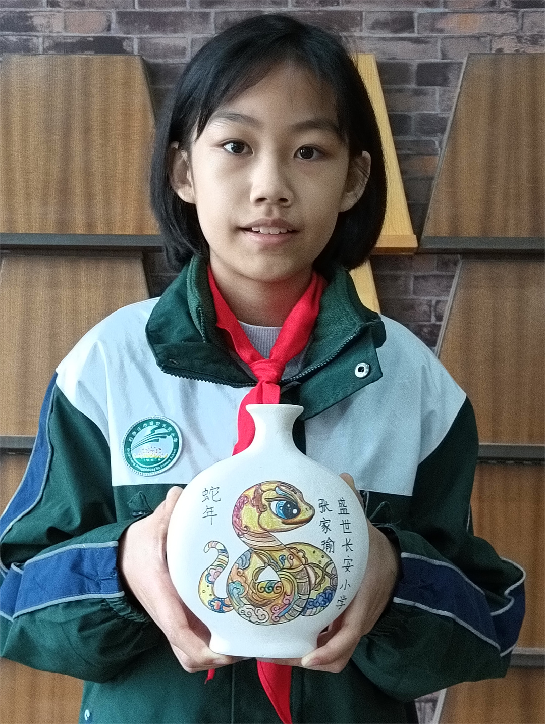 1735783365545301.jpg 弘揚傳統(tǒng)文化——盛世長安小學(xué)陶藝社團迎新年手作生肖“蛇” 活動.jpg